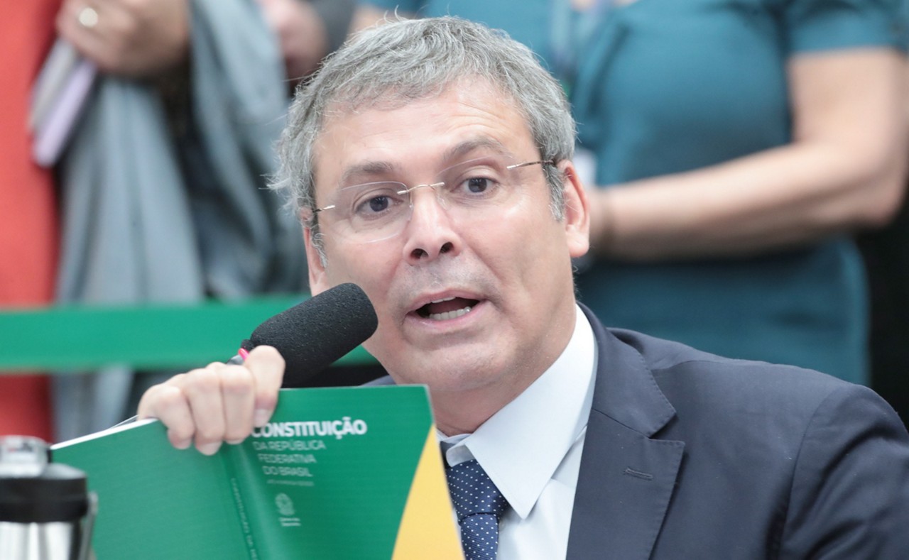 O argumento central do PT é que o relatório do deputado Alfredo Gaspar (União Brasil-AL) permite a suspensão de toda a ação penal, beneficiando até o ex-presidente Jair Bolsonaro (PL)