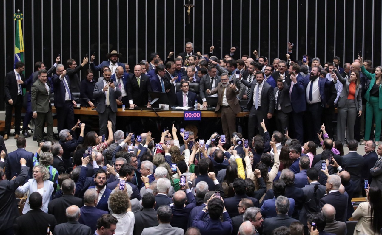 O presidente da Câmara, Hugo Motta (Republicanos-PB), retomou o controle do plenário na quarta-feira (6/8) após mais de 35 horas de obstrução física pela oposição