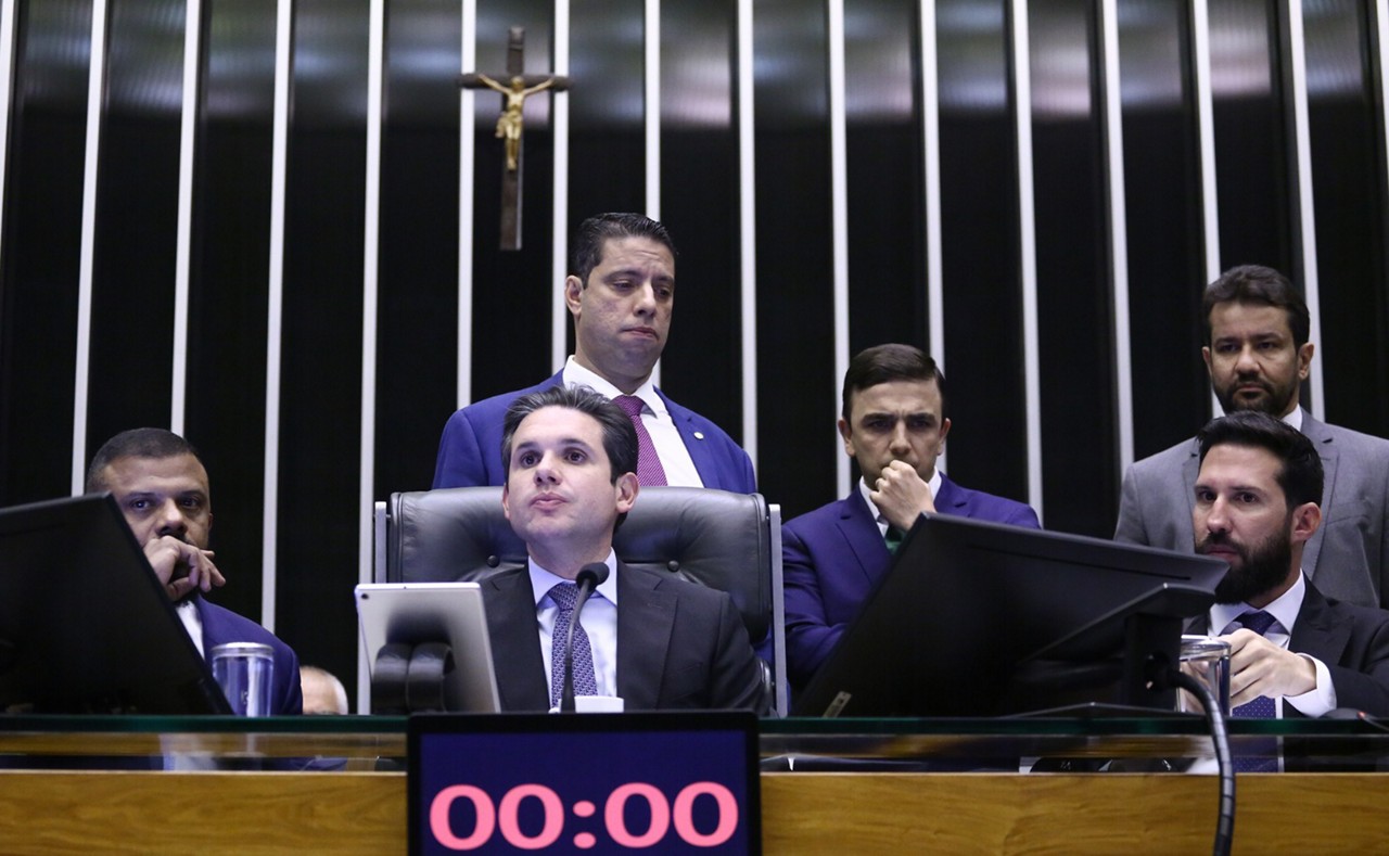 O presidente Hugo Motta (Republicanos-PB) saiu da Câmara por volta de 18h para reunião com os líderes na residência oficial; às 21h, eles seguiam reunidos