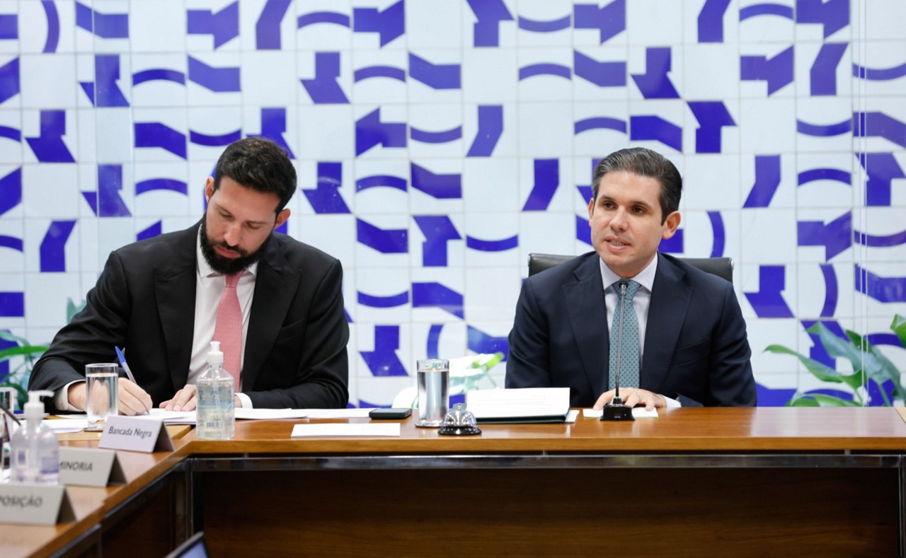 Hugo Motta incluiu a urgência do PL da Adultização na pauta do plenário da Câmara após a pressão de denúncias na internet
