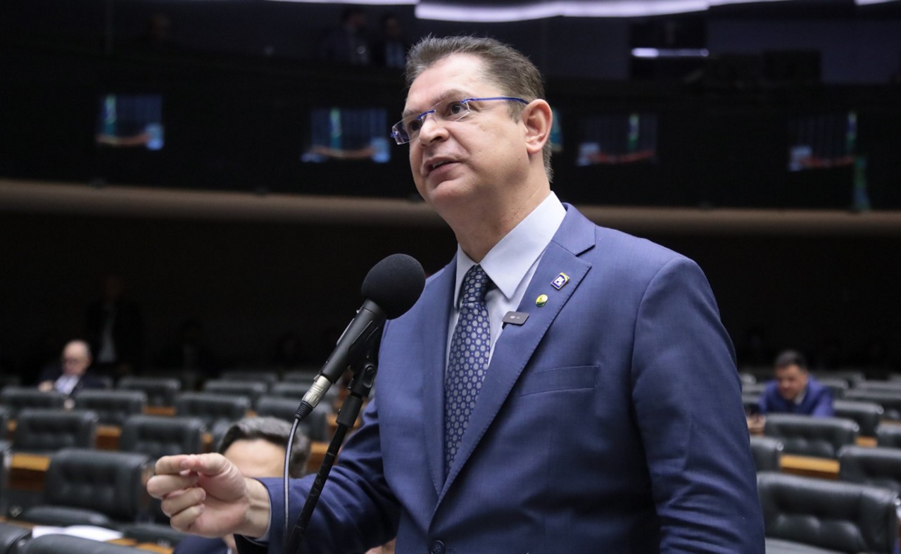 Líder do PL na Câmara dos Deputados, Sóstenes Cavalcante (RJ), protocolou requerimento de urgência do projeto da anistia nesta segunda-feira (14) à tarde