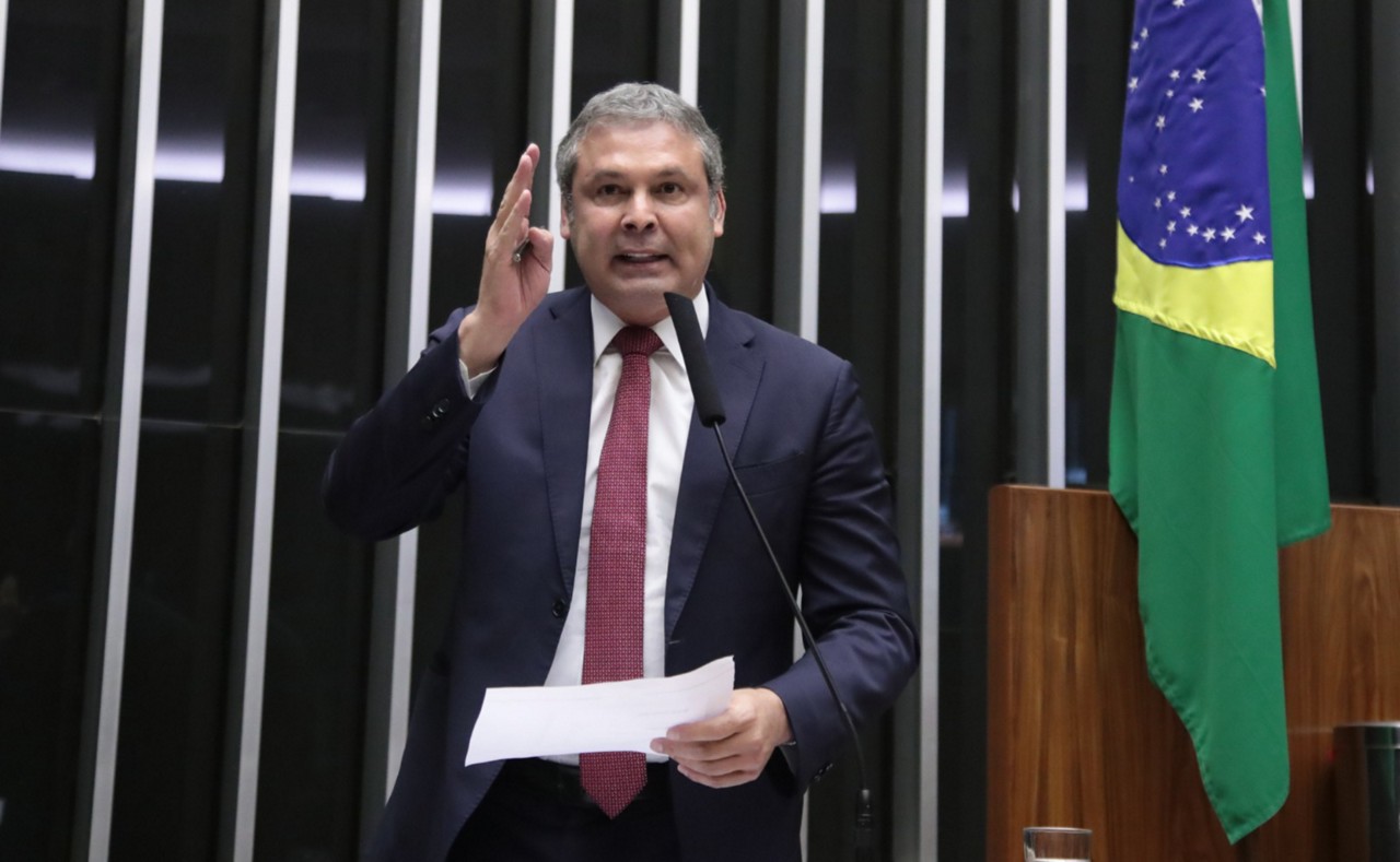 Líder do PT é autor de pedido dirigido à Mesa Diretora da Câmara para bloqueio do salário e da cota parlamentar do deputado Eduardo Bolsonaro (PL-SP)