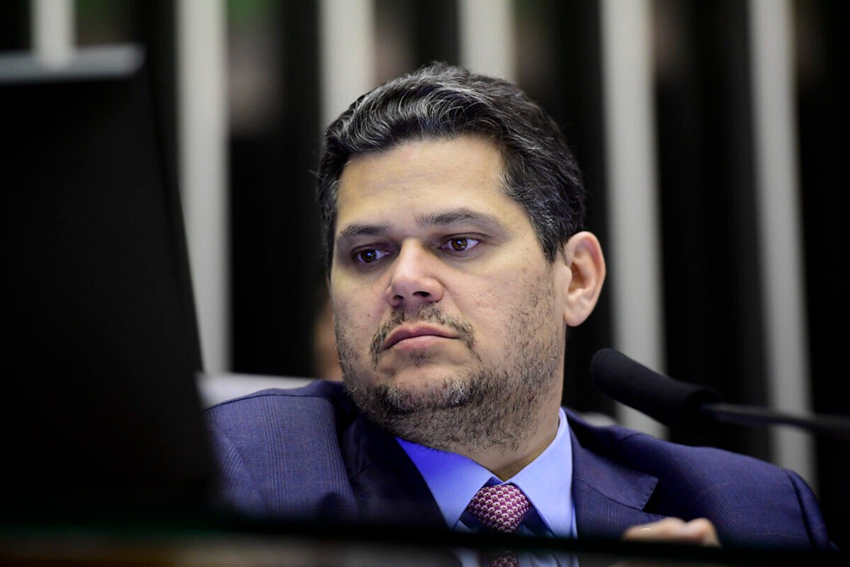 Presidente do Senado, Davi Alcolumbre (União Brasil-AP), incluiu o Projeto de Lei Complementar (PLP) na pauta de votação do plenário desta terça-feira (18)