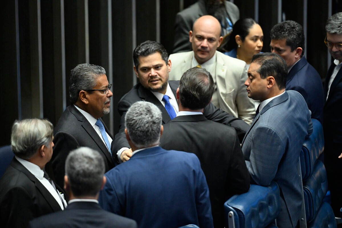 O presidente do Congresso, Davi Alcolumbre (União Brasil-AP), não cogita pôr em votação os pedidos de impeachment do ministro Alexandre de Moraes, do STF