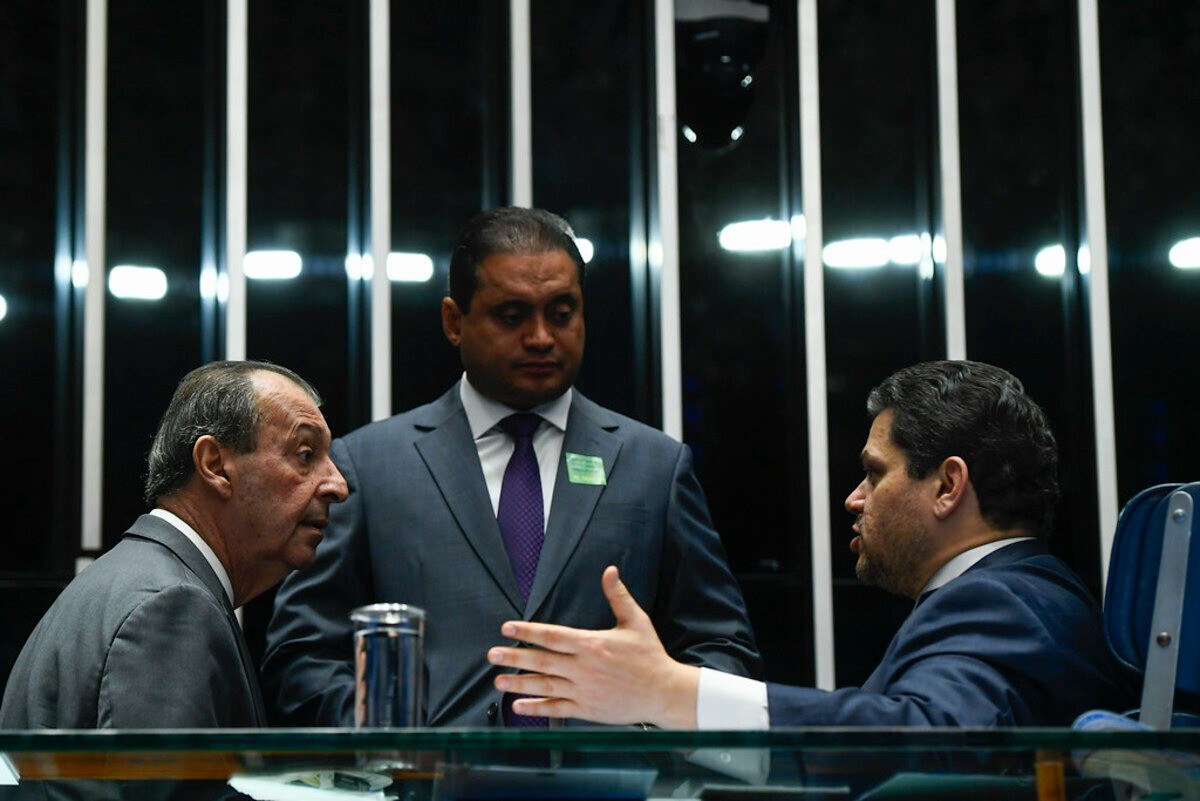 Presidente do Senado, Davi Alcolumbre, encerrou sessão sem abrir a votação do projeto de lei que muda a Lei da Ficha Limpa