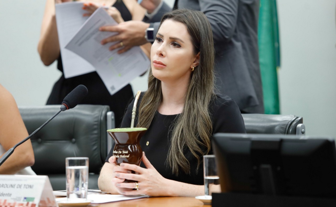 Projeto de lei que proíbe uso de celulares nas escolas recebeu 45 votos favoráveis e apenas 14 contrários; proposta dividiu deputados do PL