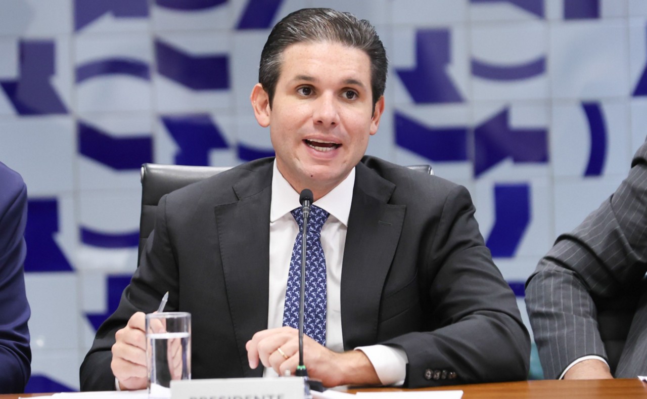 Projeto em tramitação na Câmara redistribui as cadeiras mantendo o número de parlamentares em 513, mas implicando na diminuição de vagas para sete Estados; presidente Hugo Motta não concorda com a sugestão