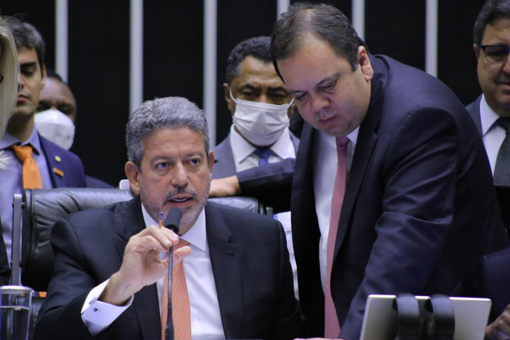 Elmar Nascimento, à direita, criticou postura de Arthur Lira ao anunciar apoio a Hugo Motta na eleição à presidência da Câmara