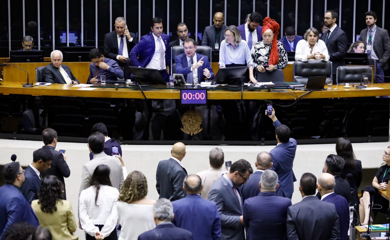 Sessão da Câmara dos Deputados foi encerrada nesta quarta-feira (13) após explosões em Brasília