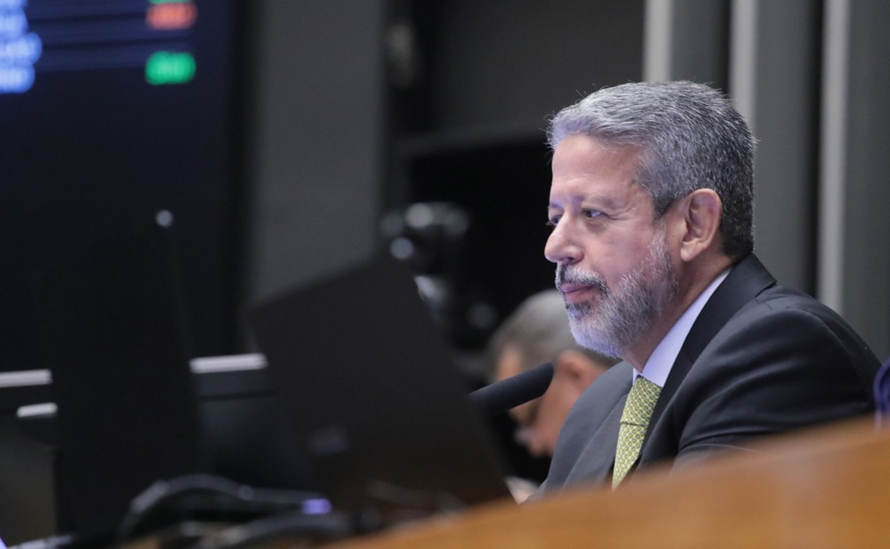 Após quatro anos no comando da Câmara, Arthur Lira preside neste sábado a última sessão da Casa. Reunião vai decidir novo presidente do Legislativo. 