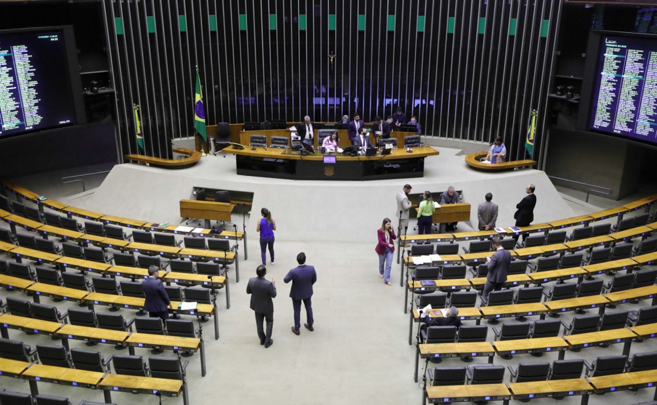 A proposta reduz a carga horária para 36 horas semanais e estabelece uma jornada de quatro dias.