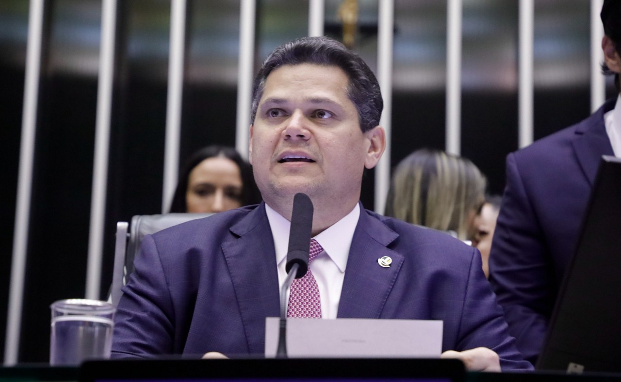 No início da sessão, Alcolumbre pediu 'cordialidade' à base e à oposição, que se manifestavam aos gritos sobre o Projeto de Lei (PL) que anistia os presos do 8 de Janeiro