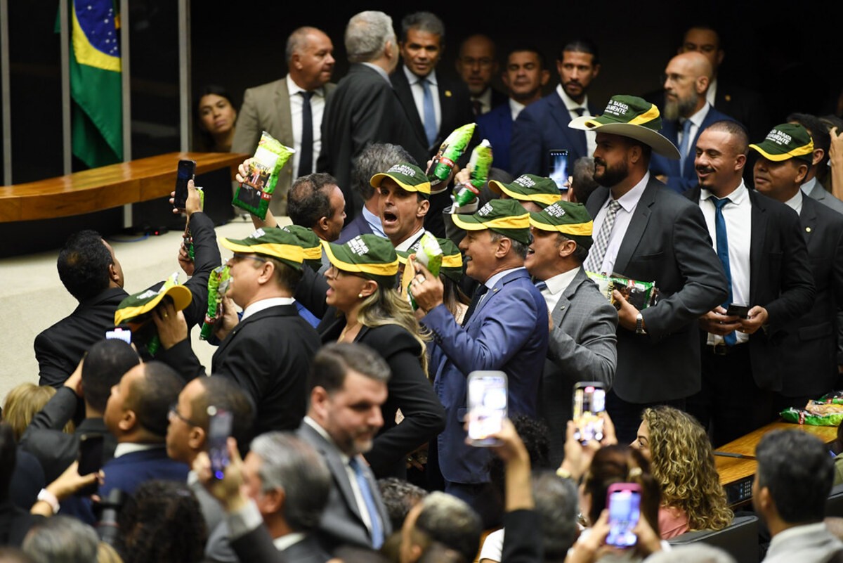 Bonés usados por parlamentares da oposição na abertura do Ano Legislativo continham os dizeres: 'Comida barata novamente; Bolsonaro 2026"