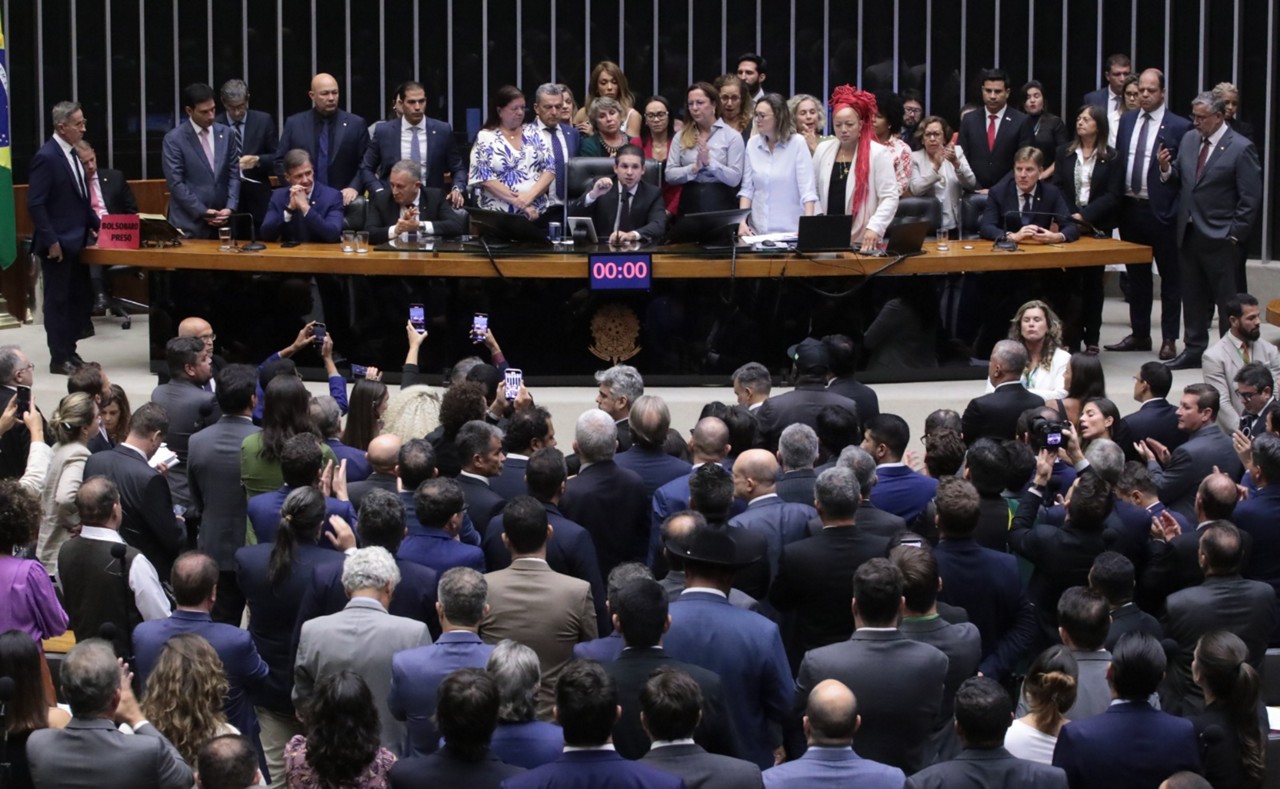 Lideranças do PL não orientaram posição contrária à PEC, segundo relataram deputados do partido; texto foi protocolado nessa terça-feira (25) na Câmara