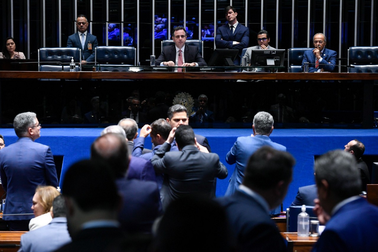Nesta terça-feira (10), o Senado aprovou o projeto de lei que prevê regras de regulamentação da Inteligência Artificial no Brasil