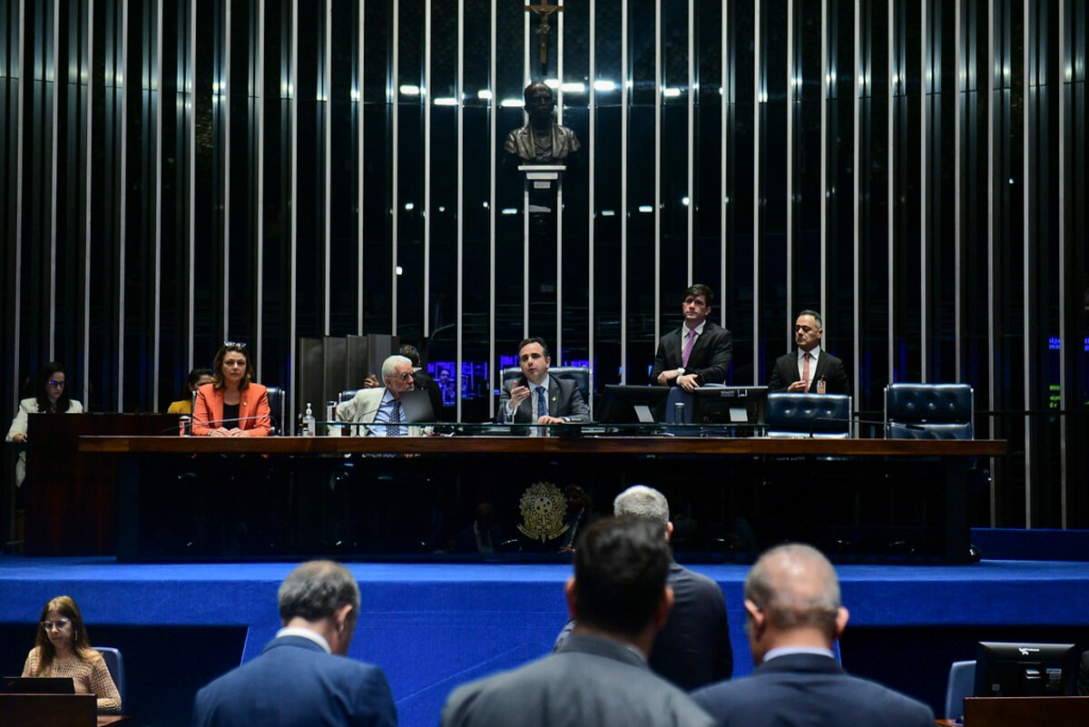 Senadores votaram nesta quinta-feira (19) pela aprovação da PEC que compõe o pacote de corte de gastos