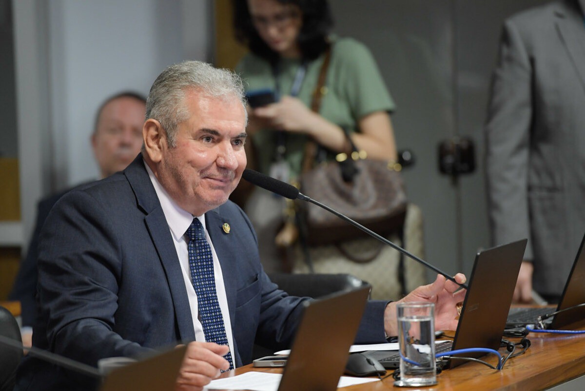 Relator-geral do Orçamento, senador Angelo Coronel (PSD-BA), adiou a apresentação do parecer para depois do recesso legislativo; ou seja, apenas em fevereiro