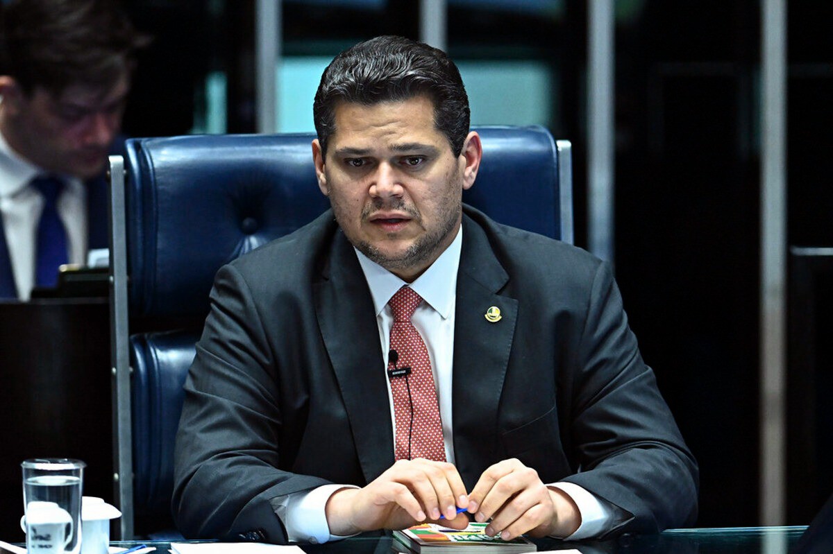 Presidente do Senado, Davi Alcolumbre (União Brasil-AP) assinou ato, nessa sexta-feira (28), concedendo aos servidores um dia de licença para cada três dias trabalhados