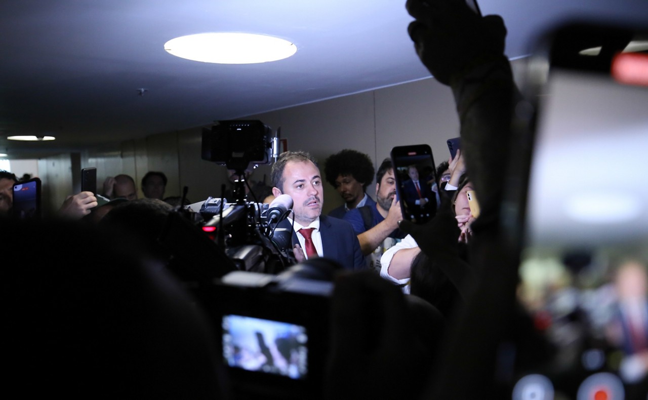 Conselho de Ética encerra discussão e tenta pôr em votação cassação de Glauber 