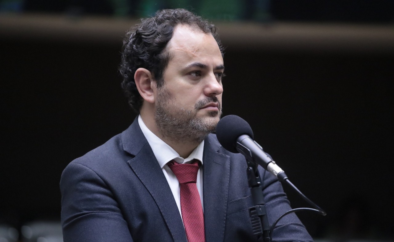 Deputado Glauber Braga (Psol-RJ) é alvo de representação por expulsar um integrante do MBL da Câmara dos Deputados a pontapés