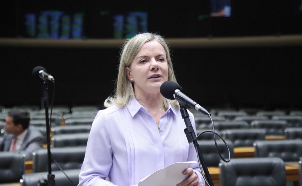 Presidente do PT, Gleisi Hoffmann (PR) criticou aumento da taxa básica de juros, mas minimizou papel de Galípolo enquanto presidente do BC: 'não resta muita alternativa'