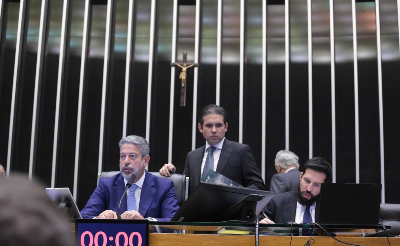 Favorito na sucessão de Arthur Lira (PP-AL), Hugo Motta (Republicanos-PB) esteve com presidente Lula (PT) na Granja do Torto nesta sexta-feira (27) em encontro fora da agenda