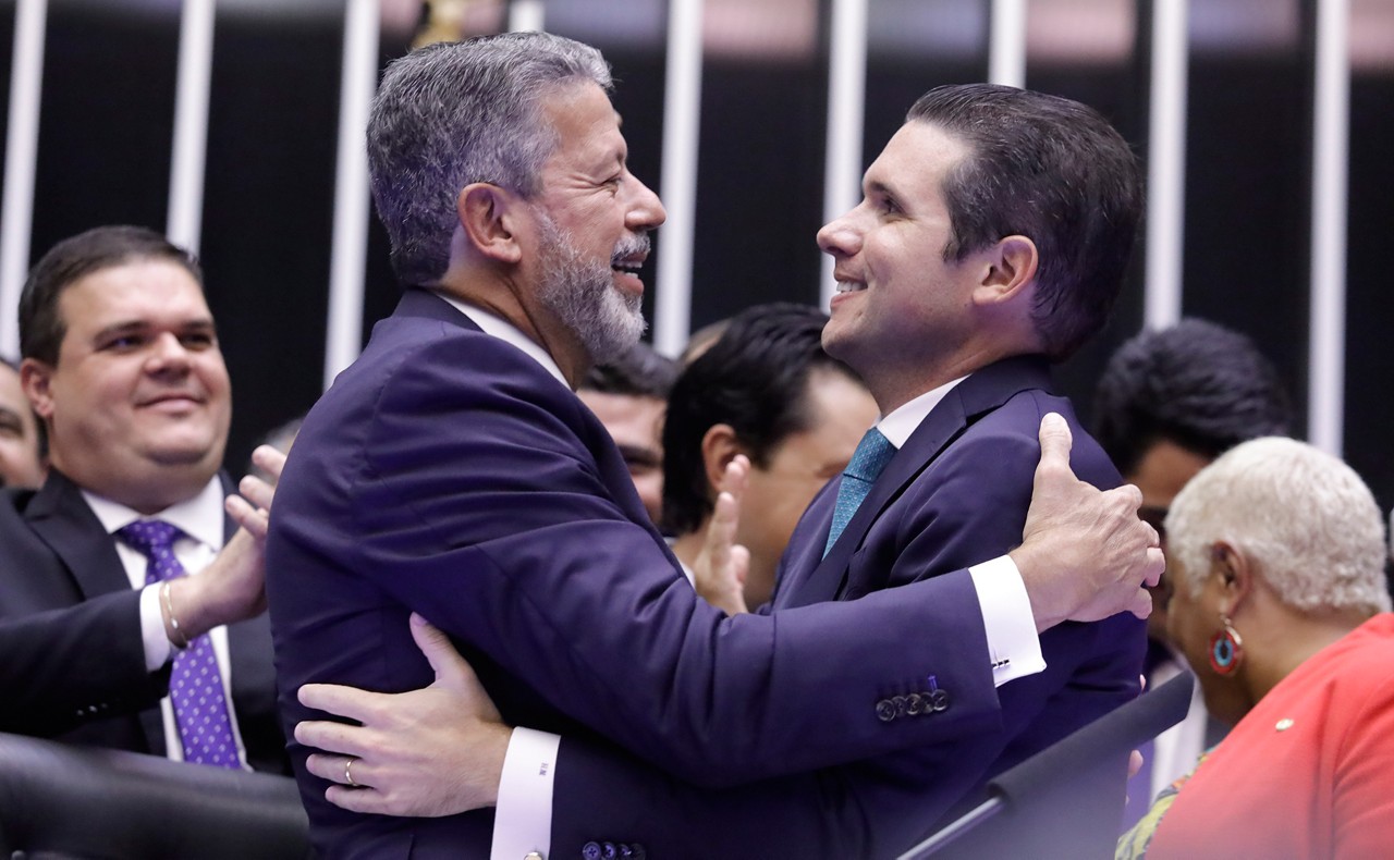Hugo Motta (à dir.) sucedeu Arthur Lira na Presidência da Câmara dos Deputados