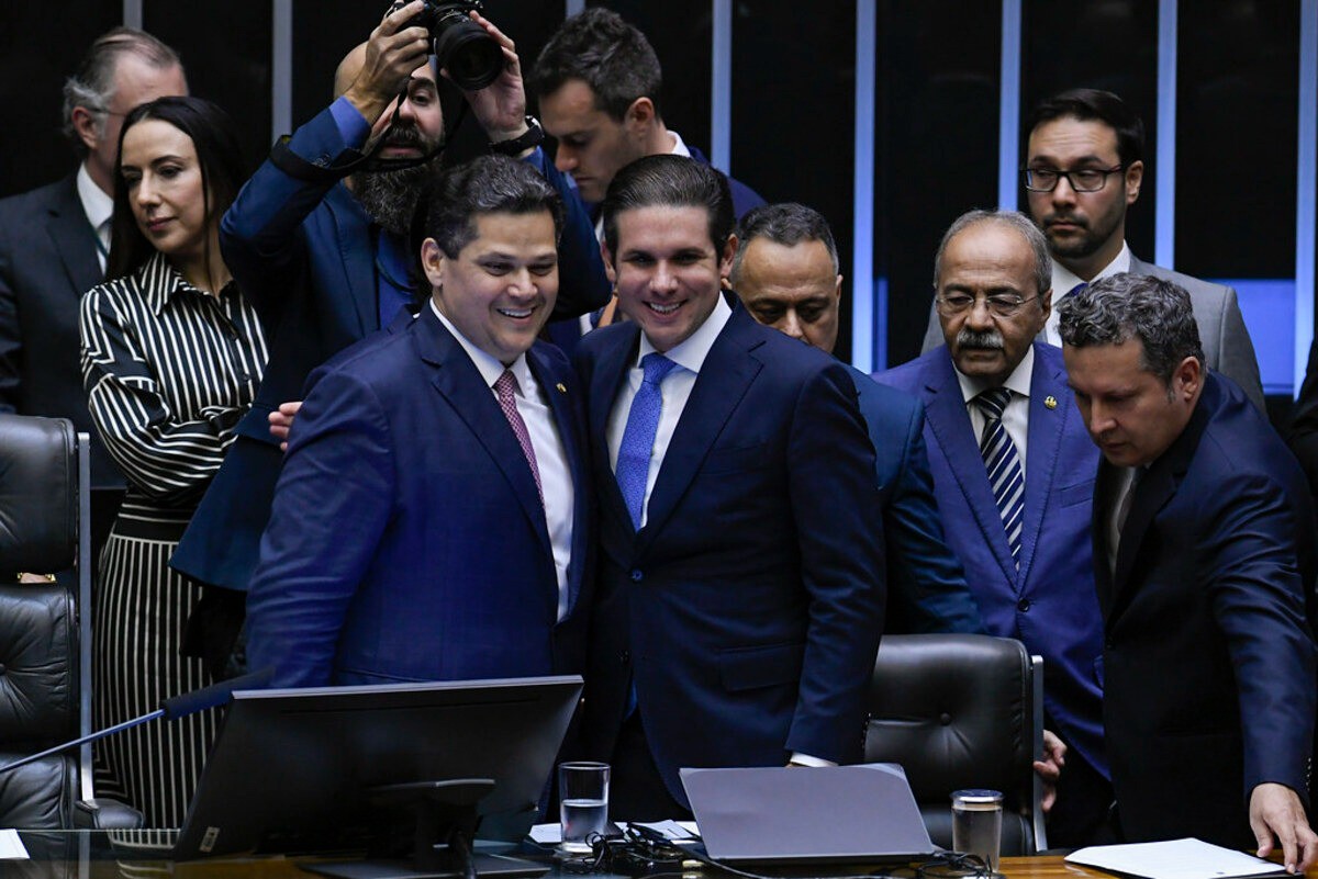 Presidente do Congresso, Davi Alcolumbre (União Brasil-AP), pediu que senadores sigam o código de vestimenta; Hugo Motta (Republicanos-PB) repetiu o gesto em bronca aos deputados no plenário na quarta-feira (19)