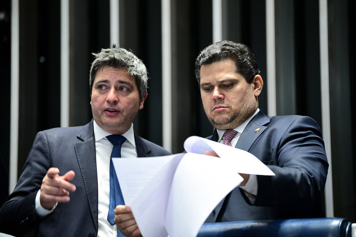 Davi Alcolumbre (União Brasil-AP) se reuniu com Jair Bolsonaro (PL) e senadores do partido para firmar o apoio da bancada à candidatura dele para a presidência do Senado