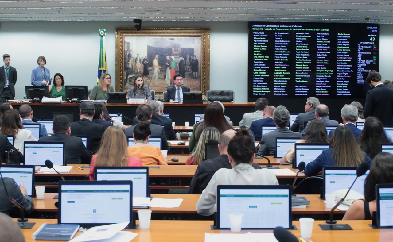 Com medidas relacionadas a benefícios como o abono fiscal, PEC de corte de gastos chega ao Congresso