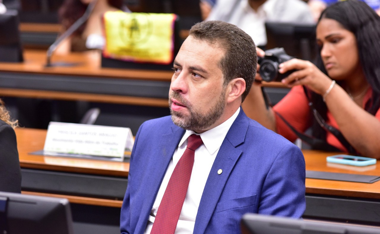 Deputado Guilherme Boulos (Psol-SP) protocolou pedido de urgência neste sábado (7); votação depende do presidente da Câmara, Arthur Lira (PP-AL)