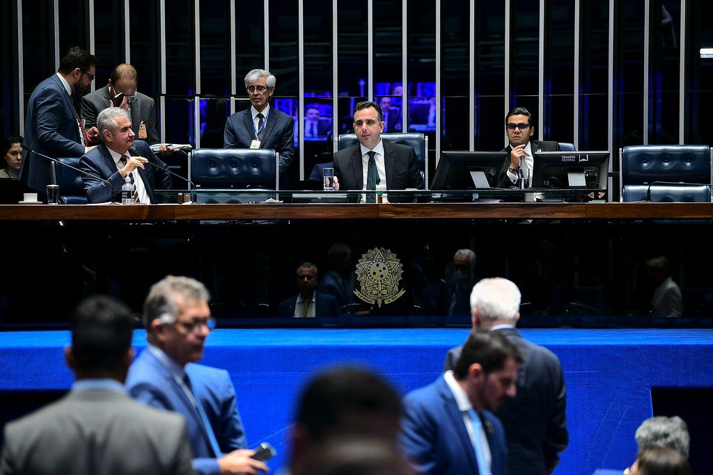 Senadores votaram na quarta-feira (13) o texto-base do PLP das Emendas, apresentado pelo relator Angelo Coronel (PSD-BA)