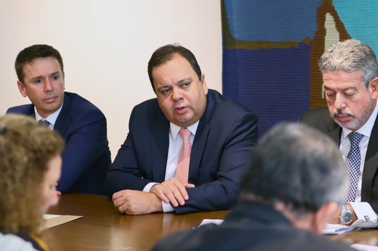 Elmar Nascimento (União Brasil-BA) tentou concorrer à presidência da Câmara dos Deputados, mas abdicou da disputa por negociações do partido e pressão da bancada