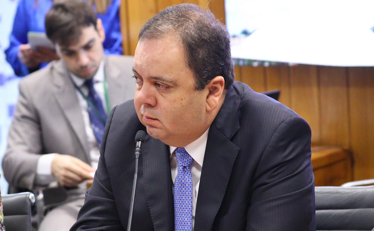 Líder do União Brasil, Elmar Nascimento, se apresenta como candidato à presidência da Câmara dos Deputados; mas, decisão precisa do aval do partido, que articula apoio a outro candidato