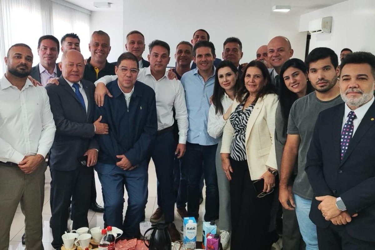Alexandre Ramagem é o segundo da esquerda para a direita, em foto de café da manhã da oposição com Hugo Motta