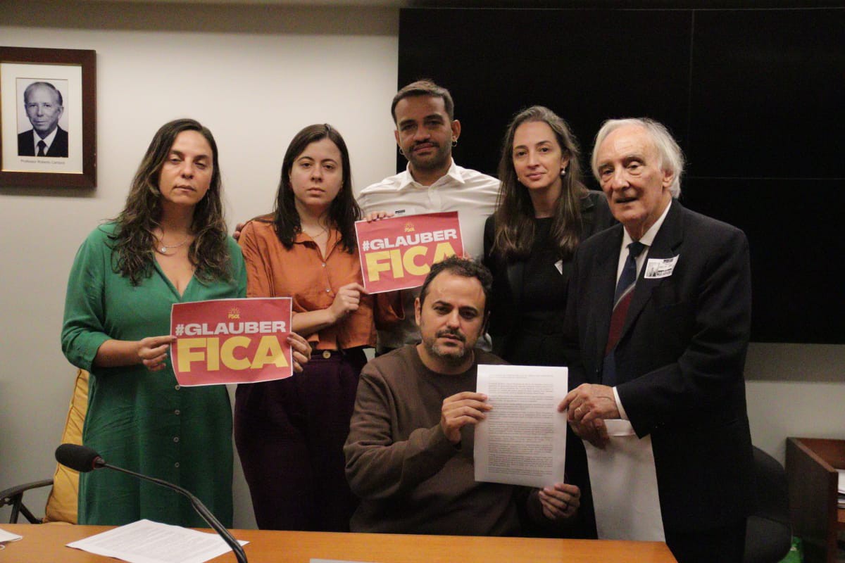 Na manhã desta terça (15), Glauber Braga recebeu a visita do ex-reitor da UnB José Geraldo, do ex-ministro Nilmário Miranda e dos deputados Fábio Félix (Psol) e Fernanda Melchionna (PSol) 
