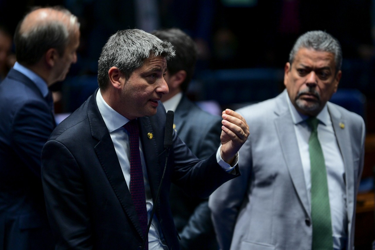 Os senadores Carlos Portinho e Hiran Gonçalves no plenário do Senado