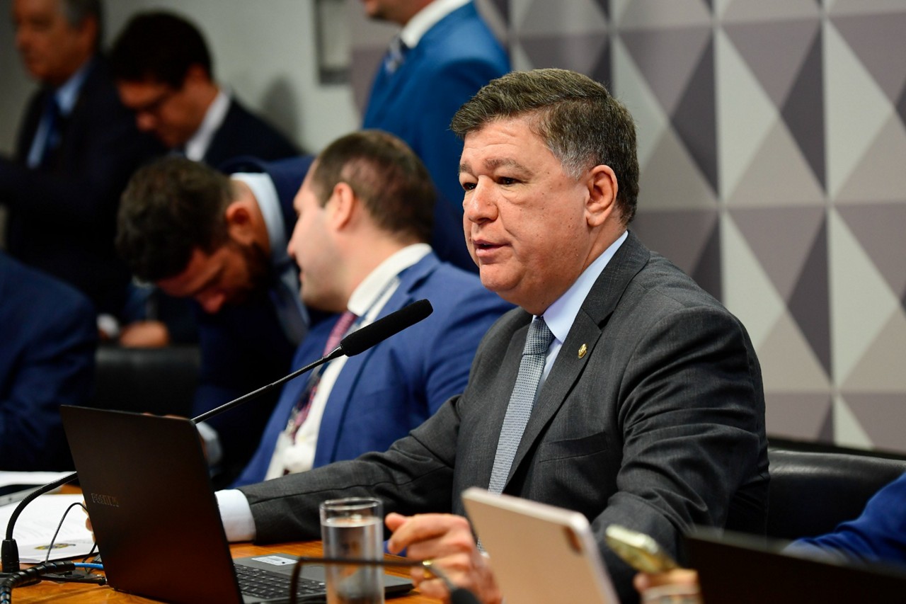 Em reviravolta articulada pela oposição, o senador Carlos Viana (Podemos-MG) foi eleito presidente da CPMI do INSS 
