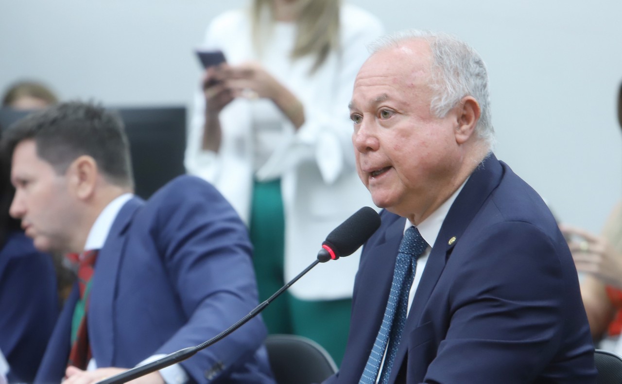 O presidente da CCJ da Câmara, deputado Paulo Azi (dir), discute os próximos passos da representação que pode resultar na cassação do mandato de Carla Zambelli, alvo de processo por quebra de decoro parlamentar