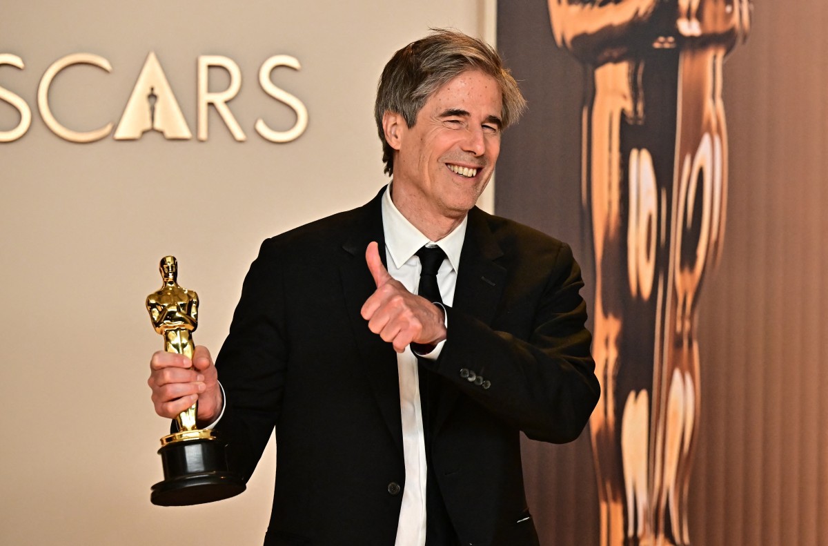 Walter Salles exibe a estatueta que ganhou na categoria de Melhor Filme Internacional do Oscar 2025 por Ainda Estou Aqui