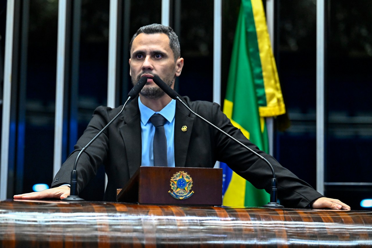O senador Cleitinho (Republicanos-MG), em pronunciamento na terça-feira (10), criticou a sanção do governador Romeu Zema a uma lei que aumenta em 266% as taxas cartoriais em Minas Gerais