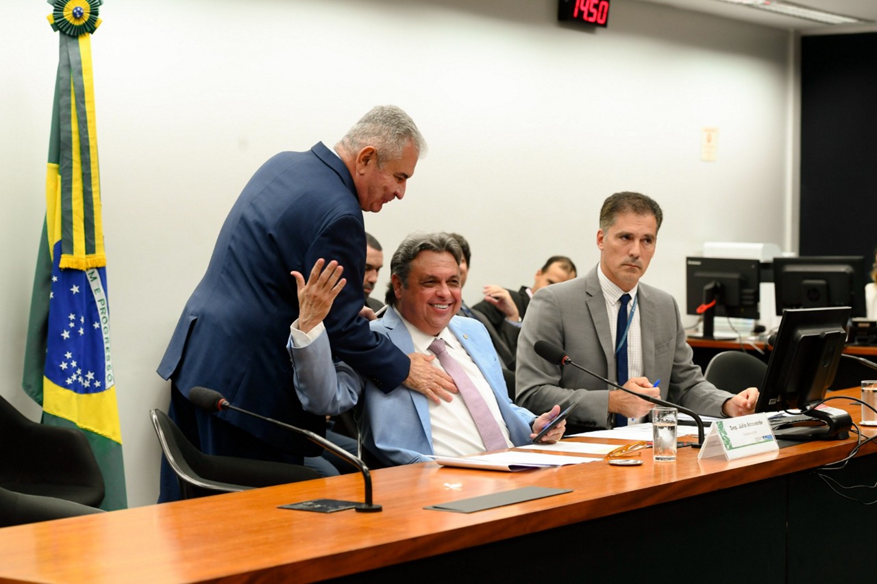 O relator do Orçamento, senador Ângelo Coronel, com o presidente da CMO, deputado Júlio Arcoverde