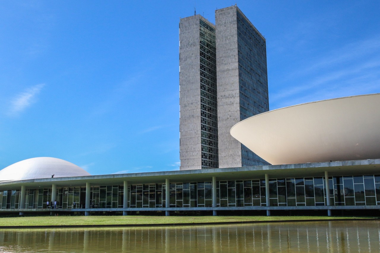 O Congresso Nacional é formado pelo Senado (lado esquerdo a partir das torres) e pela Câmara dos Deputados (lado direito)