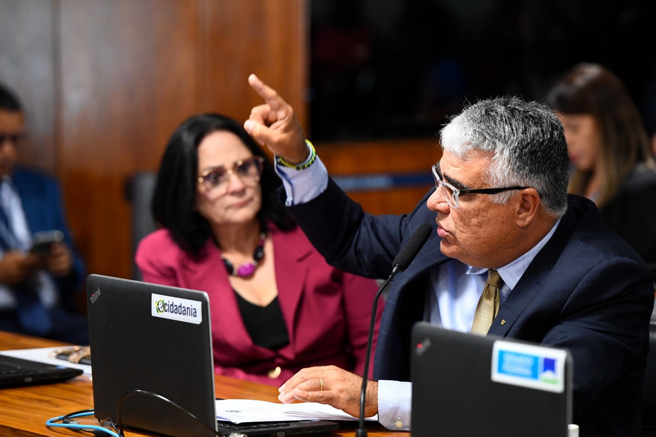 Damares Alves e Eduardo Girão foram os autores do pedido de diligência nos EUA