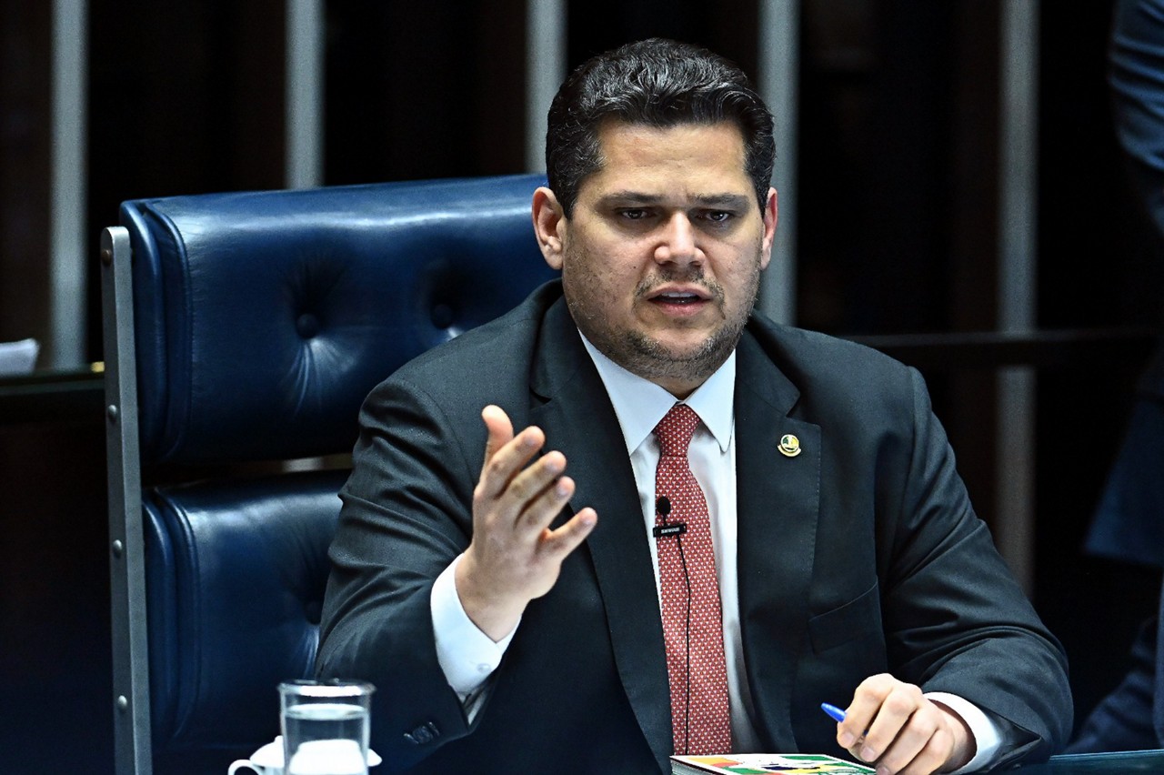 Davi Alcolumbre assinou um pacote de benefícios a servidores  do Senado na véspera do Carnaval