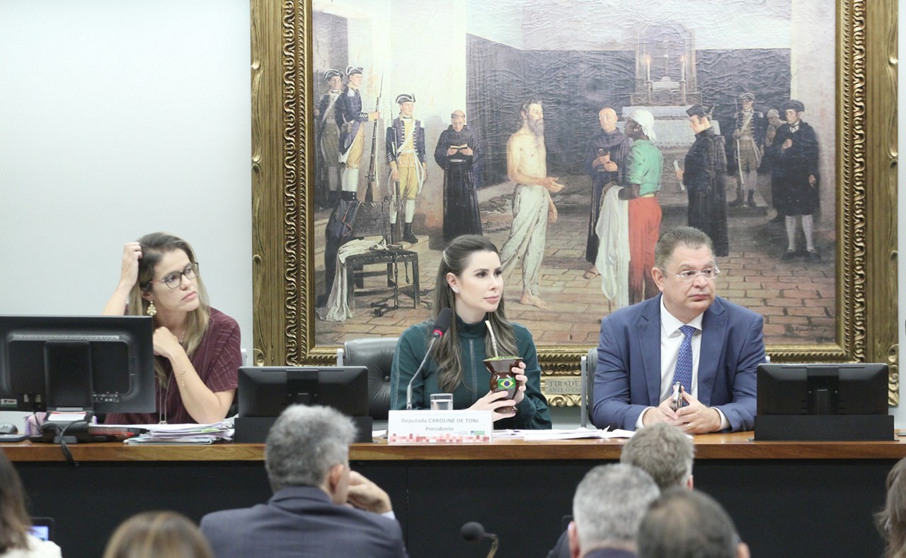 Presidente da CCJ, deputada Caroline de Toni (PL-SC), concedeu vista coletiva após relator ler parecer sobre a PEC das decisões monocráticas
