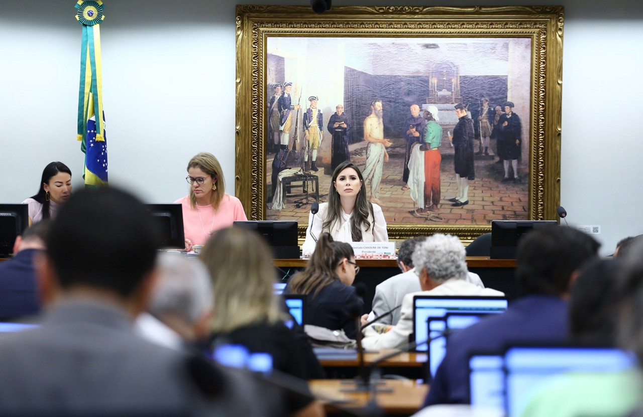 Presidente da Comissão de Constituição e Justiça (CCJ), Caroline de Toni, pautou quatro matérias que miram o STF; sessão acontece nesta terça-feira (27)