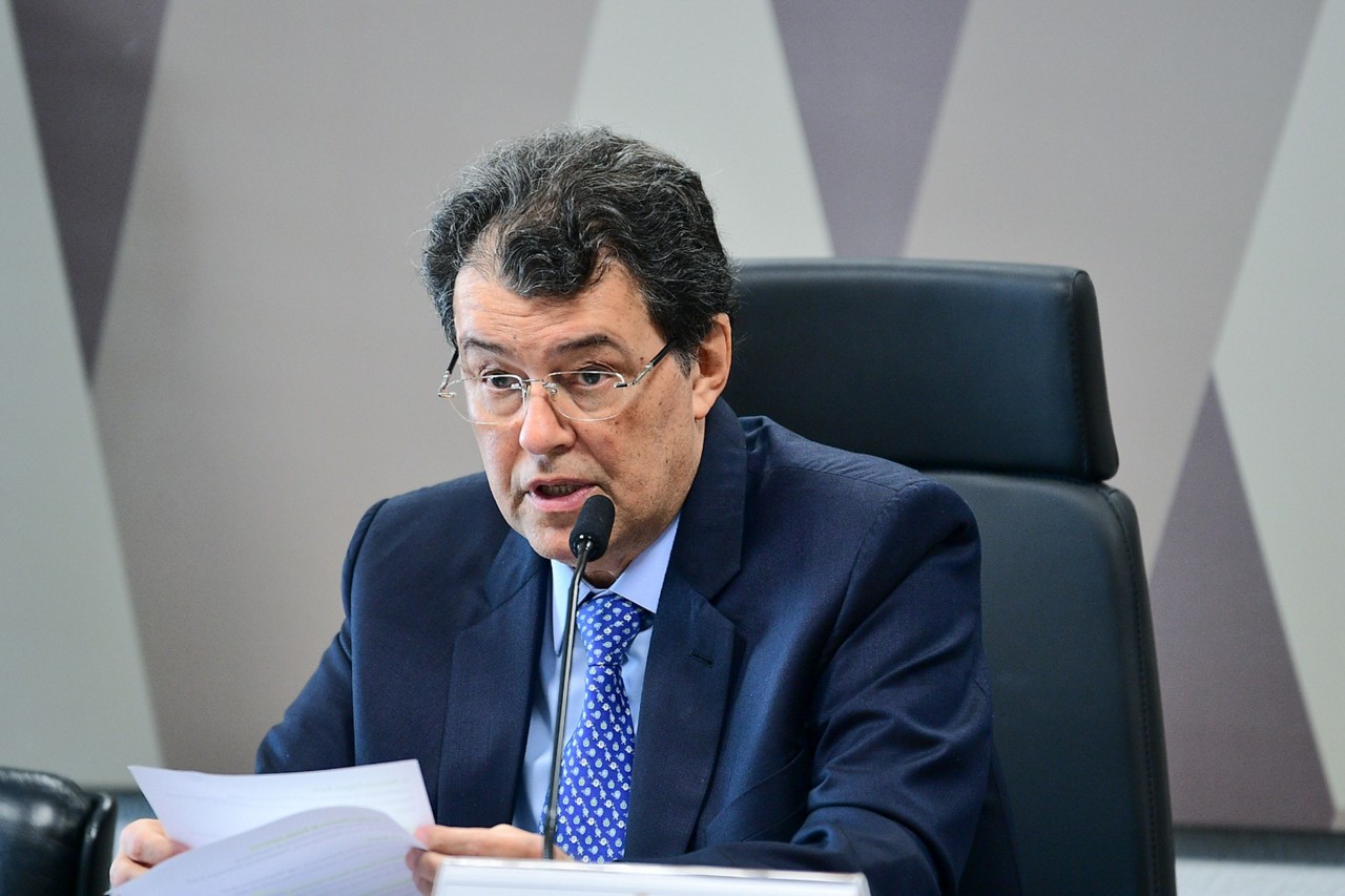 Eduardo Braga apresentou seu parecer sobre a regulamentação da reforma tributária nesta segunda-feira (9)