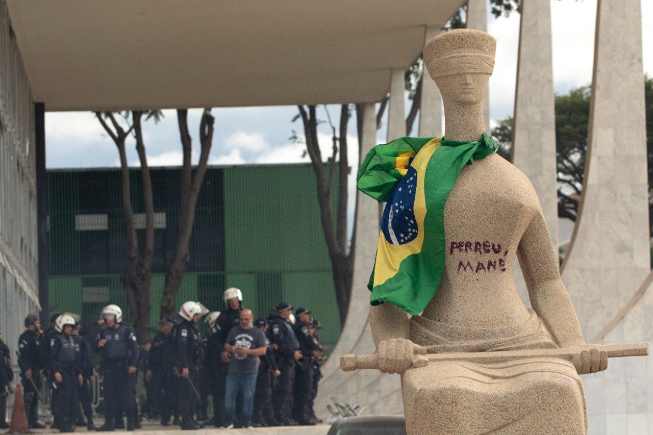 A estátua da Justiça, que fica no lado externo do STF, foi pichada nos atos de 8 de janeiro de 2023