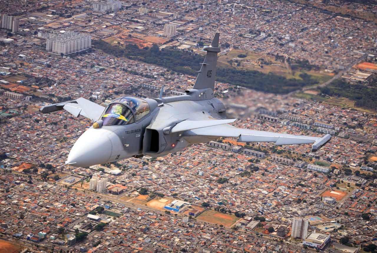 Dinheiro deverá ser usado no desenvolvimento do submarino nuclear brasileiro, além da renovação da frota de caças com os jatos suecos Gripen (foto)